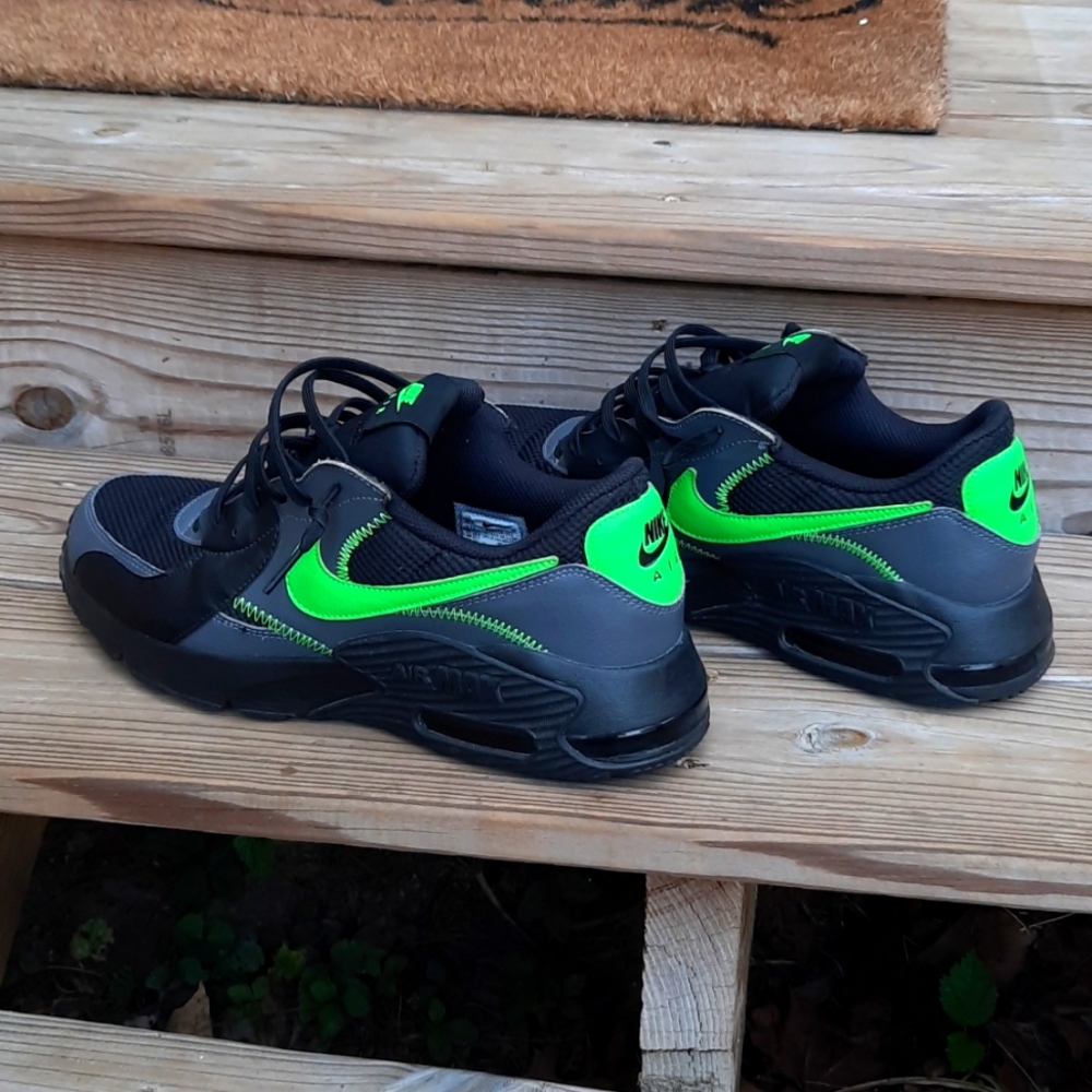 Men's nike air max excee black and green size 10.5